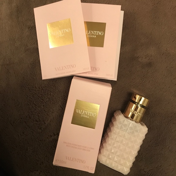 valentino donna moisturizing body emulsion